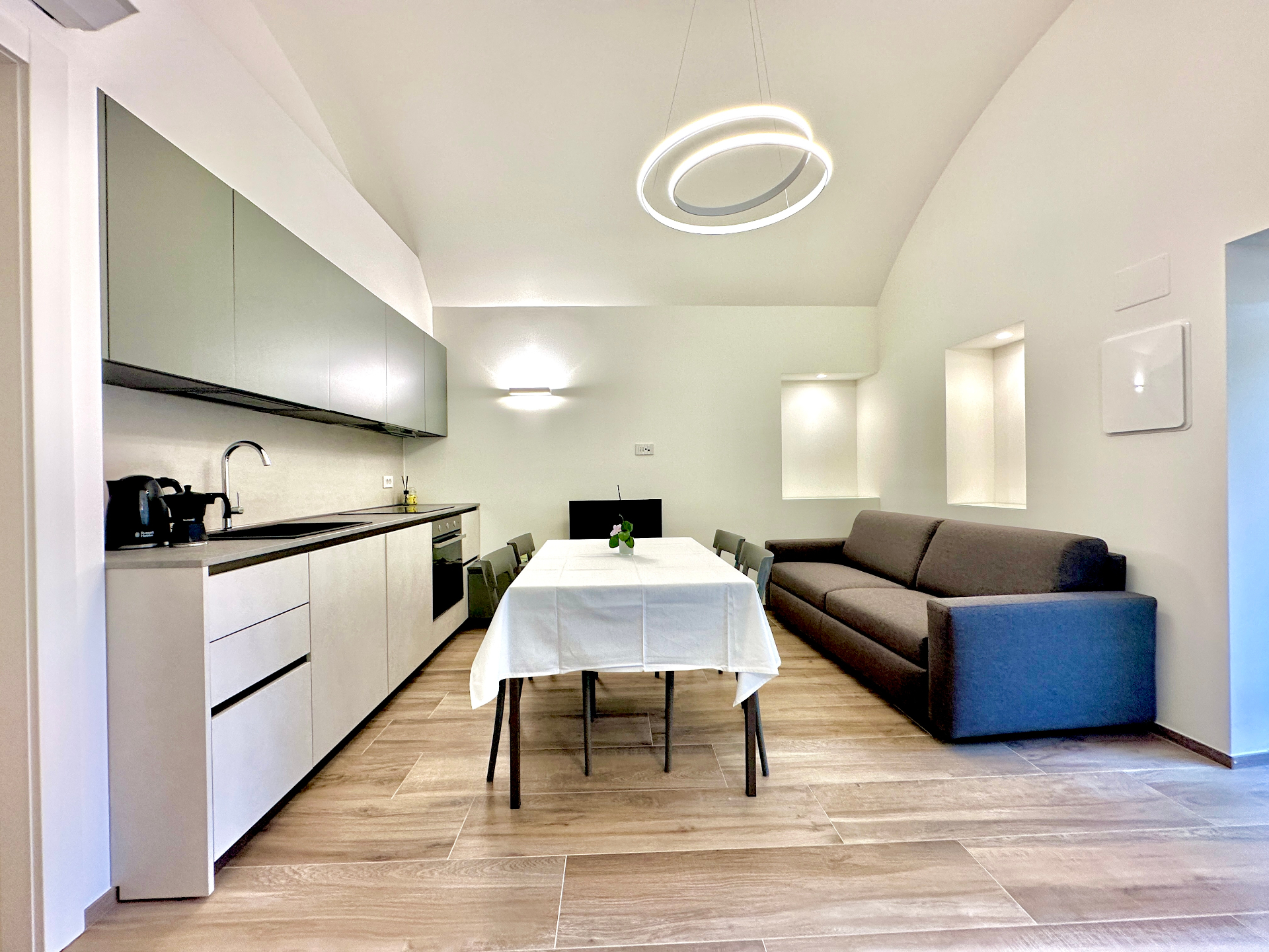 Soggiorno e cucina con soffitto a volta