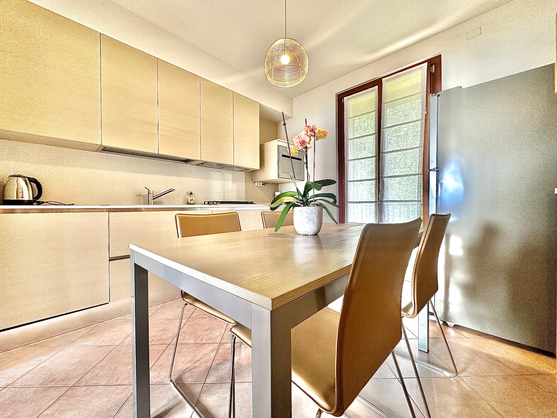 Cucina con tavolo da pranzo