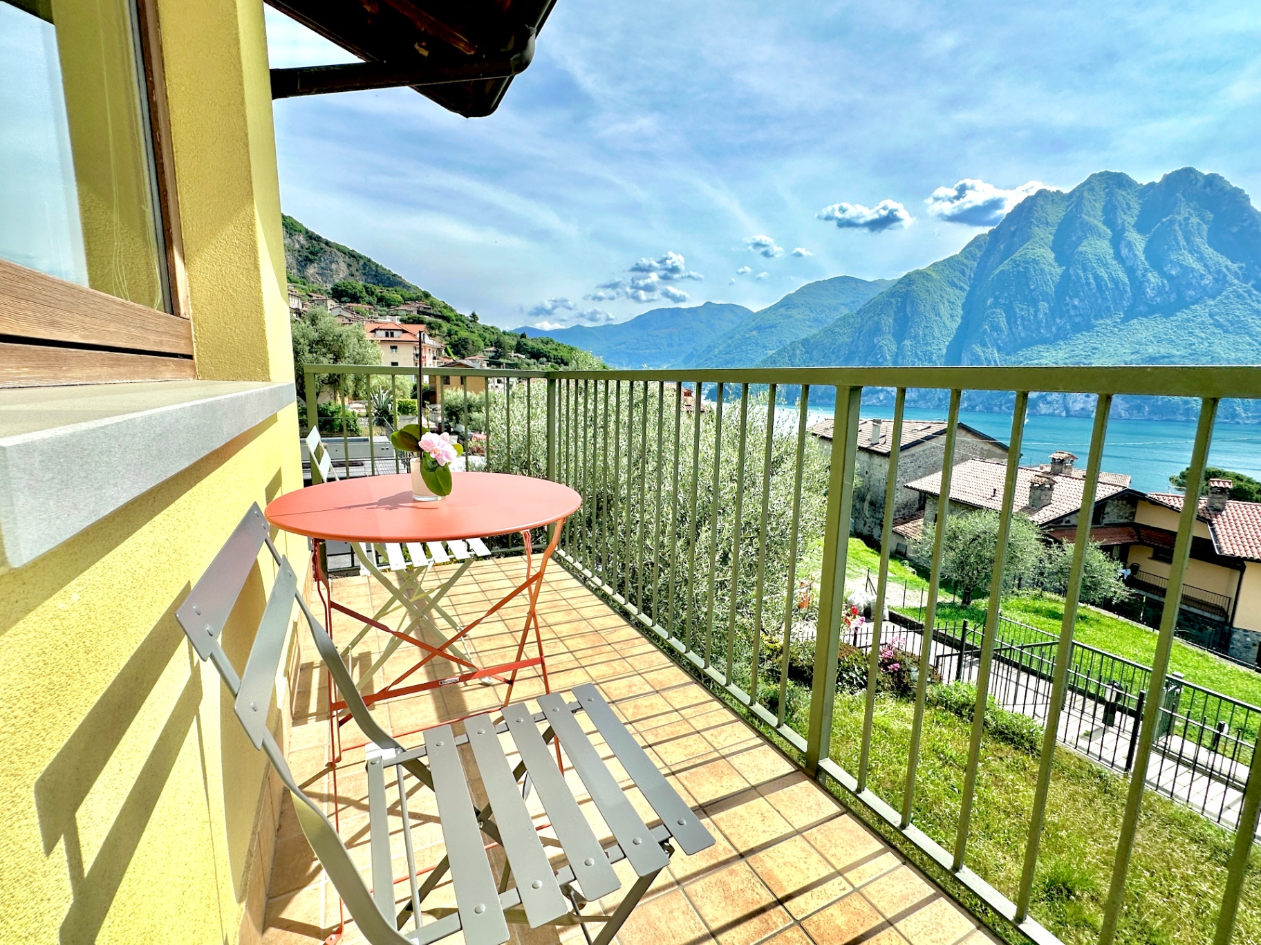 Terrazza di Casa Aria affacciata sul Lago d'Iseo