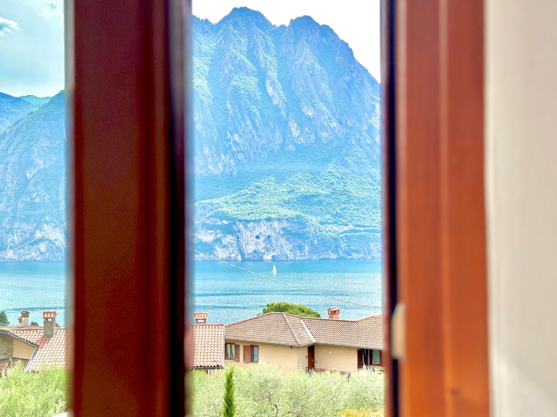 Vista del Lago d'Iseo dalla finestra