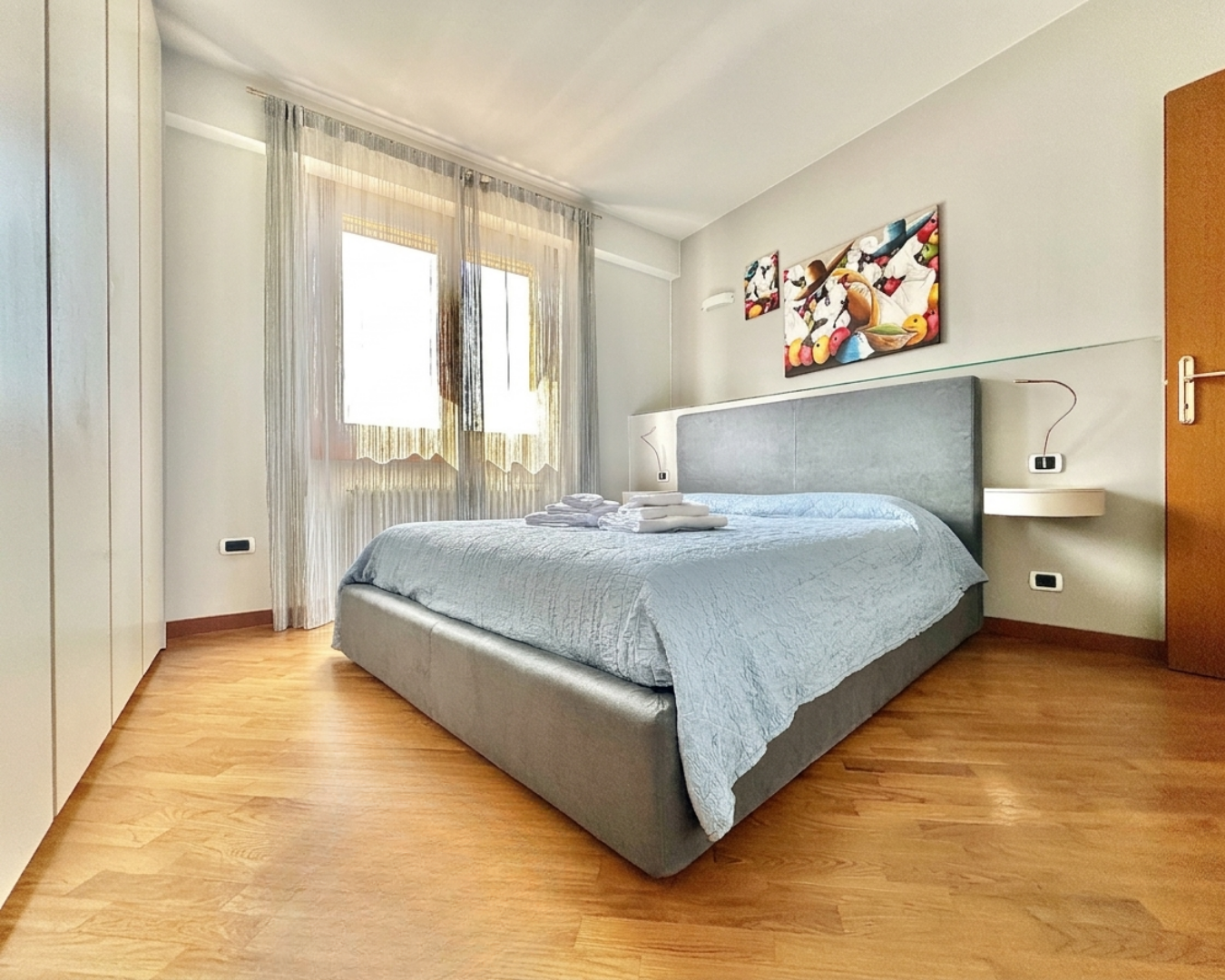 Camera da letto con pavimento in legno