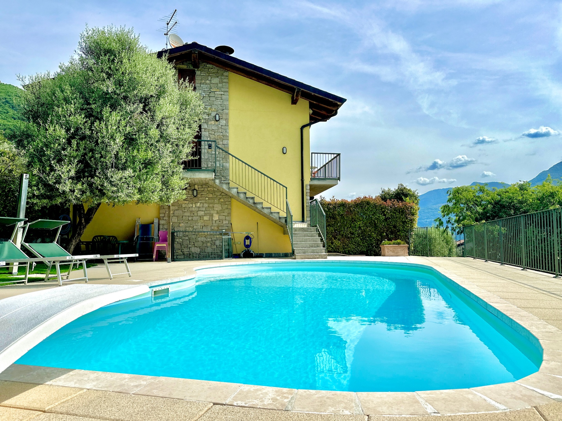 Piscina ed esterno di Casa Aria al sole