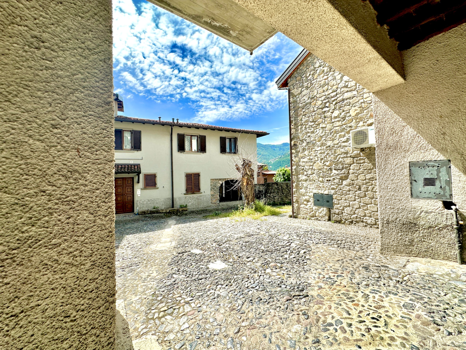 Cortile in pietra del borgo davanti a Casa Terra